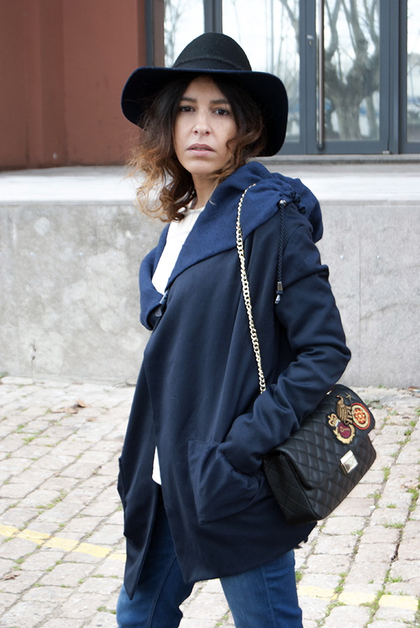 It is a winter look Boho style with blue jacket and plaid shirt and bell-bottom jeans. Es un look invernal de estilo Boho con chaqueta azul y camiseta de cuadros y jeans acampanados.