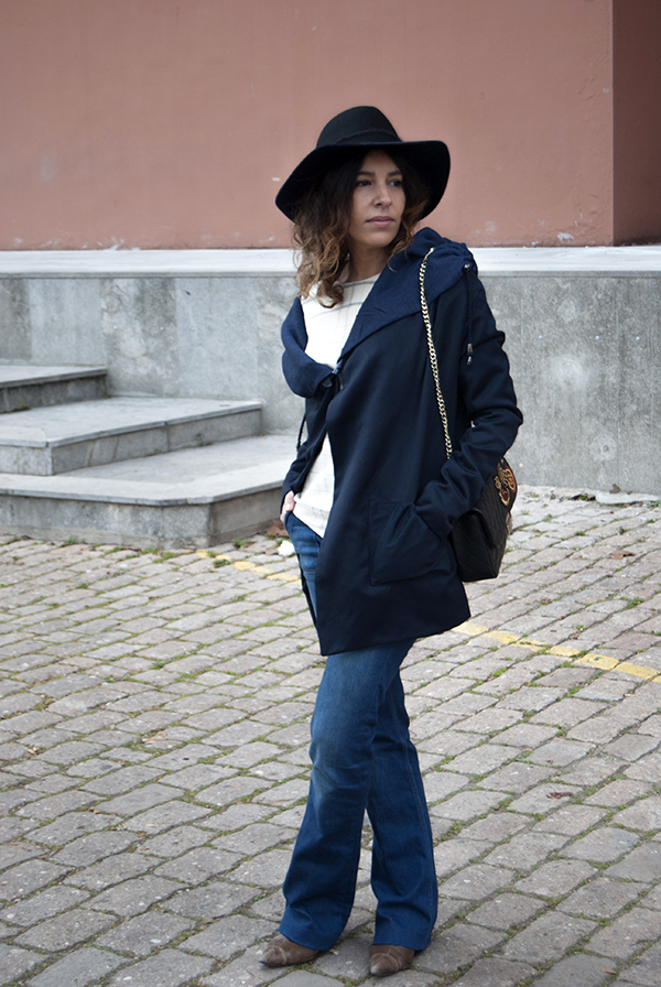 It is a winter look Boho style with blue jacket and plaid shirt and bell-bottom jeans. Es un look invernal de estilo Boho con chaqueta azul y camiseta de cuadros y jeans acampanados.