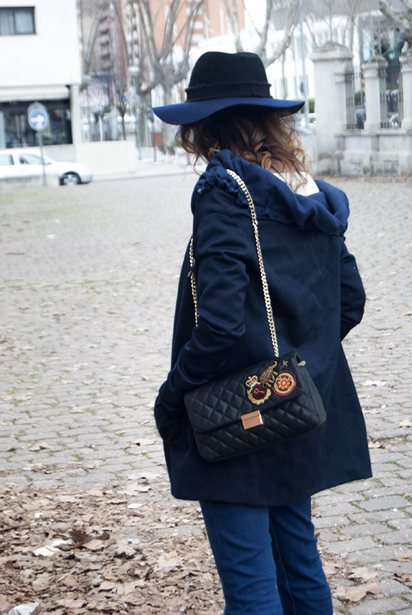 It is a winter look Boho style with blue jacket and plaid shirt and bell-bottom jeans. Es un look invernal de estilo Boho con chaqueta azul y camiseta de cuadros y jeans acampanados.