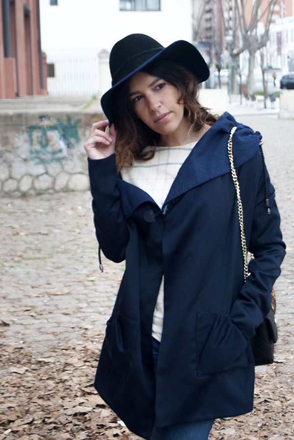 It is a winter look Boho style with blue jacket and plaid shirt and bell-bottom jeans. Es un look invernal de estilo Boho con chaqueta azul y camiseta de cuadros y jeans acampanados.