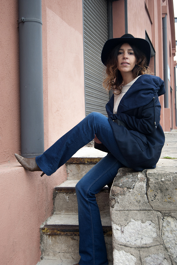 It is a winter look Boho style with blue jacket and plaid shirt and bell-bottom jeans. Es un look invernal de estilo Boho con chaqueta azul y camiseta de cuadros y jeans acampanados.