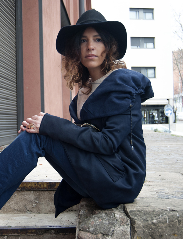 It is a winter look Boho style with blue jacket and plaid shirt and bell-bottom jeans. Es un look invernal de estilo Boho con chaqueta azul y camiseta de cuadros y jeans acampanados.