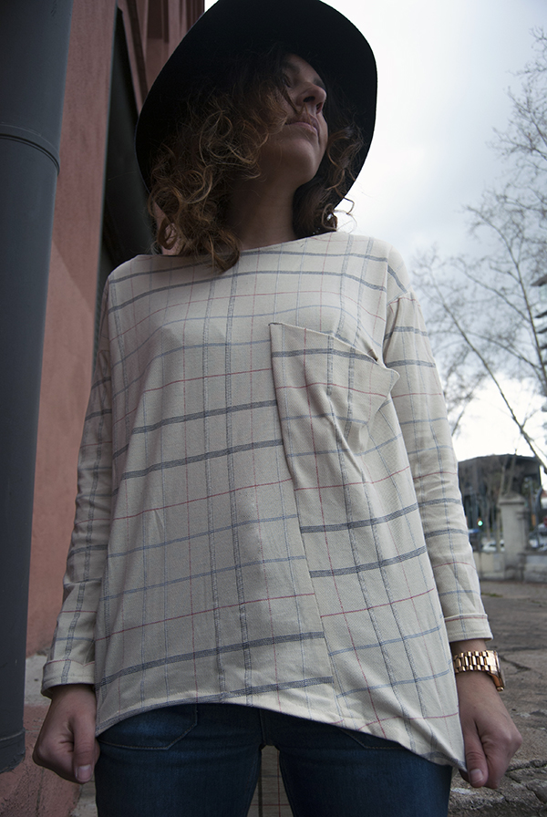 It is a winter look Boho style with blue jacket and plaid shirt and bell-bottom jeans. Es un look invernal de estilo Boho con chaqueta azul y camiseta de cuadros y jeans acampanados.