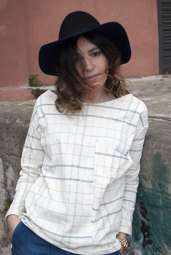 It is a winter look Boho style with blue jacket and plaid shirt and bell-bottom jeans. Es un look invernal de estilo Boho con chaqueta azul y camiseta de cuadros y jeans acampanados.