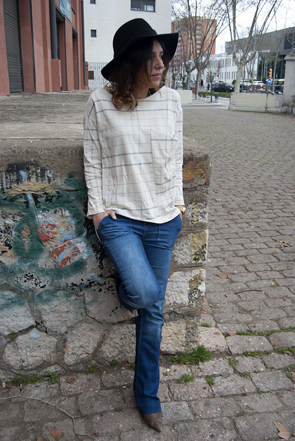 It is a winter look Boho style with blue jacket and plaid shirt and bell-bottom jeans. Es un look invernal de estilo Boho con chaqueta azul y camiseta de cuadros y jeans acampanados.