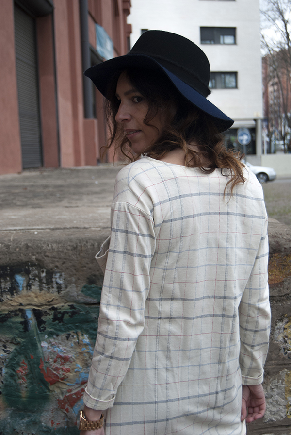 It is a winter look Boho style with blue jacket and plaid shirt and bell-bottom jeans. Es un look invernal de estilo Boho con chaqueta azul y camiseta de cuadros y jeans acampanados.