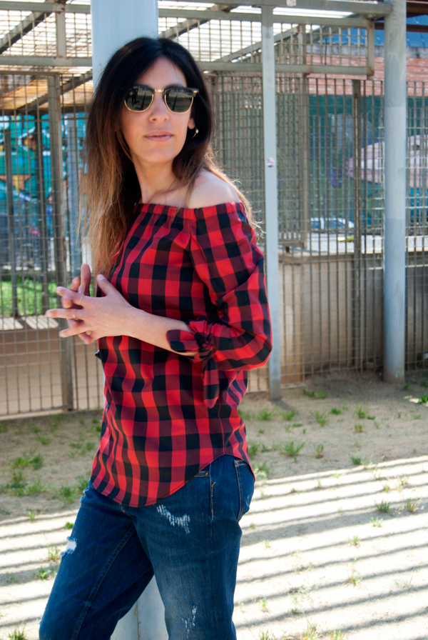PLAID SHIRT. black and red. Camisa off shoulders de cuadros negros y reojos, de algodón. Conjuntada con jeans boyfriend y sandalias de Zara. PLAID SHIRT. Black and red. Shirt off shoulders of black squares and sideways, cotton. Coupled with boyfriend jeans and Zara sandals