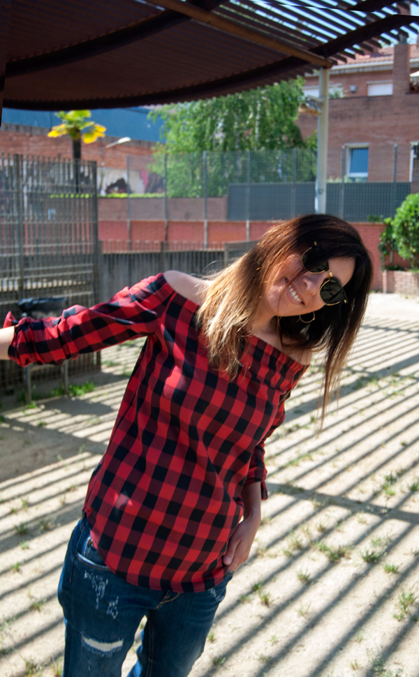 PLAID SHIRT. black and red. Camisa off shoulders de cuadros negros y reojos, de algodón. Conjuntada con jeans boyfriend y sandalias de Zara. PLAID SHIRT. Black and red. Shirt off shoulders of black squares and sideways, cotton. Coupled with boyfriend jeans and Zara sandals