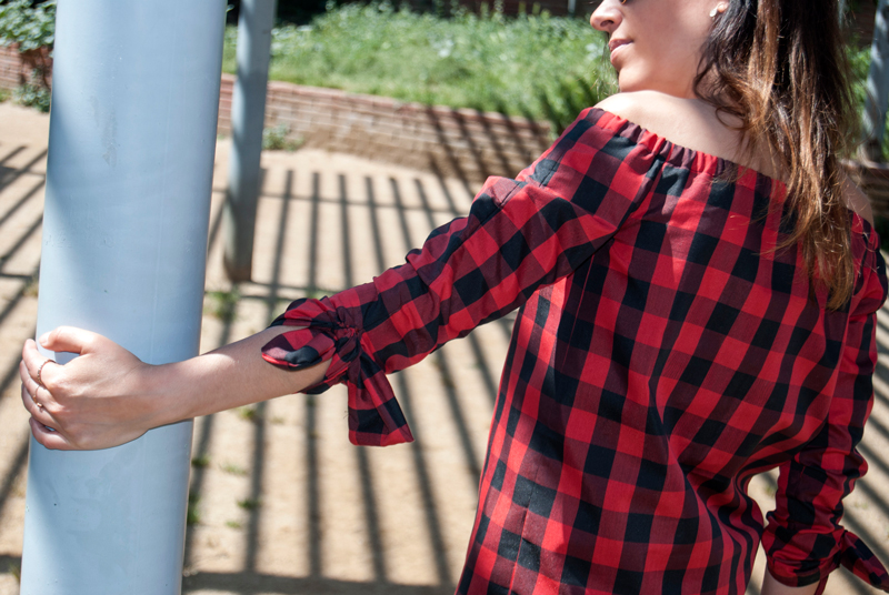 PLAID SHIRT. black and red. Camisa off shoulders de cuadros negros y reojos, de algodón. Conjuntada con jeans boyfriend y sandalias de Zara. PLAID SHIRT. Black and red. Shirt off shoulders of black squares and sideways, cotton. Coupled with boyfriend jeans and Zara sandals