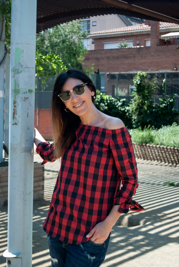PLAID SHIRT. black and red. Camisa off shoulders de cuadros negros y reojos, de algodón. Conjuntada con jeans boyfriend y sandalias de Zara. PLAID SHIRT. Black and red. Shirt off shoulders of black squares and sideways, cotton. Coupled with boyfriend jeans and Zara sandals