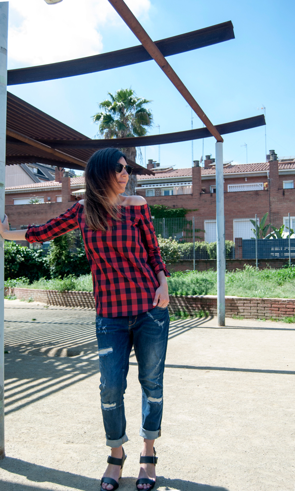 PLAID SHIRT. black and red. Camisa off shoulders de cuadros negros y reojos, de algodón. Conjuntada con jeans boyfriend y sandalias de Zara. PLAID SHIRT. Black and red. Shirt off shoulders of black squares and sideways, cotton. Coupled with boyfriend jeans and Zara sandals