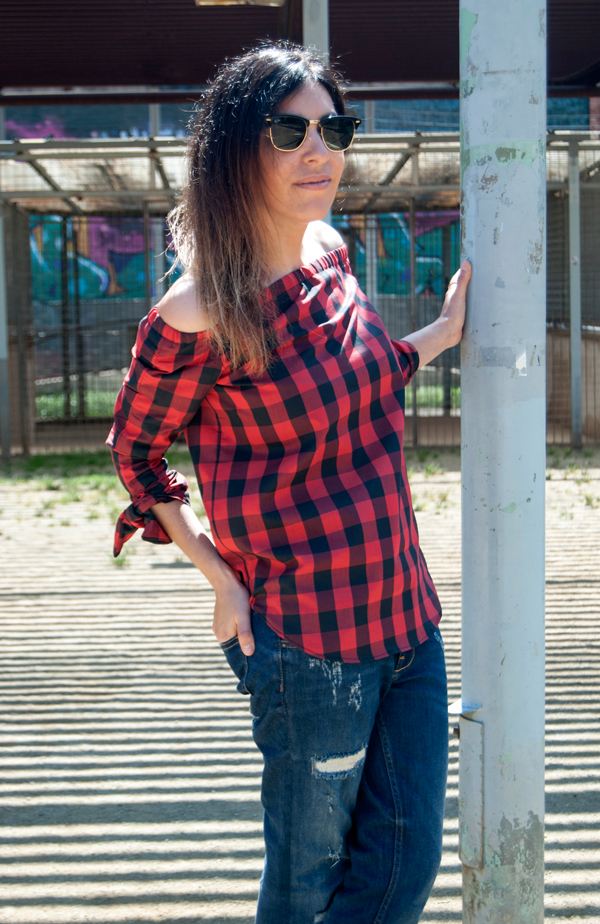 PLAID SHIRT. black and red. Camisa off shoulders de cuadros negros y reojos, de algodón. Conjuntada con jeans boyfriend y sandalias de Zara. PLAID SHIRT. Black and red. Shirt off shoulders of black squares and sideways, cotton. Coupled with boyfriend jeans and Zara sandals