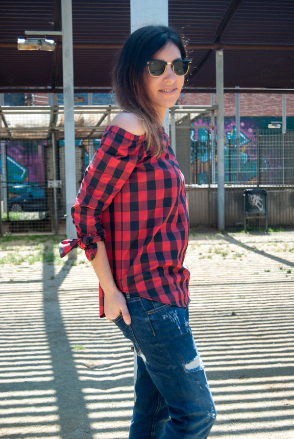 PLAID SHIRT. black and red. Camisa off shoulders de cuadros negros y reojos, de algodón. Conjuntada con jeans boyfriend y sandalias de Zara. PLAID SHIRT. Black and red. Shirt off shoulders of black squares and sideways, cotton. Coupled with boyfriend jeans and Zara sandals