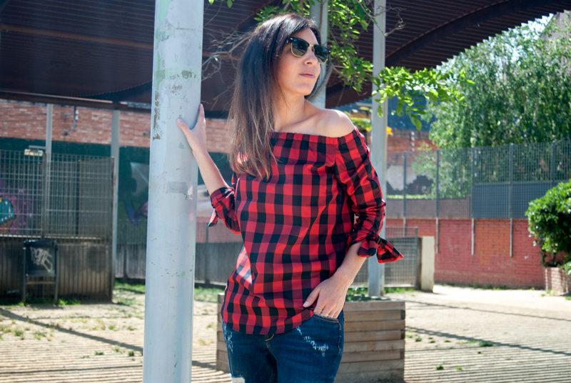 PLAID SHIRT. black and red. Camisa off shoulders de cuadros negros y reojos, de algodón. Conjuntada con jeans boyfriend y sandalias de Zara. PLAID SHIRT. Black and red. Shirt off shoulders of black squares and sideways, cotton. Coupled with boyfriend jeans and Zara sandals