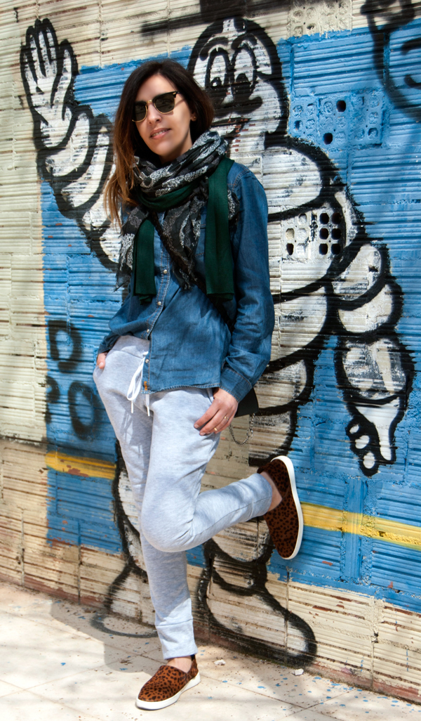 Outfit creado principalmente por unos joggers en gris, camisa tejana, mezclaso con dos pañuelos y sneakers de efecto animal print. Outfit created mainly by joggers in gray, jean shirt, blending with two handkerchiefs and animal effect sneakers print.