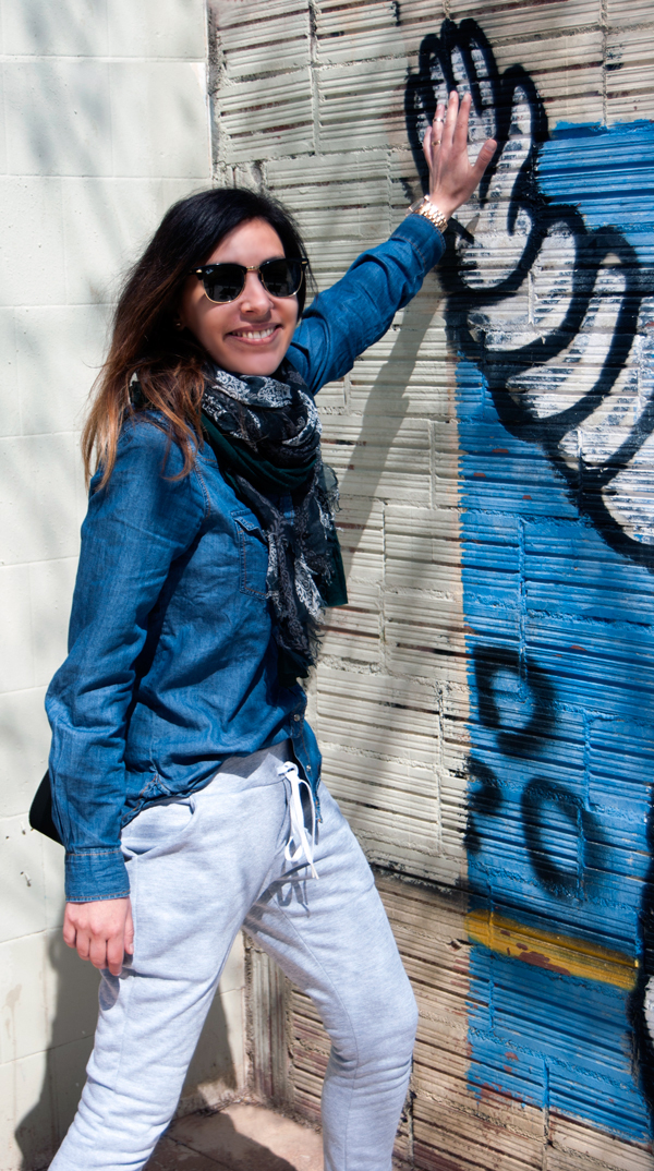 Outfit creado principalmente por unos joggers en gris, camisa tejana, mezclaso con dos pañuelos y sneakers de efecto animal print. Outfit created mainly by joggers in gray, jean shirt, blending with two handkerchiefs and animal effect sneakers print.