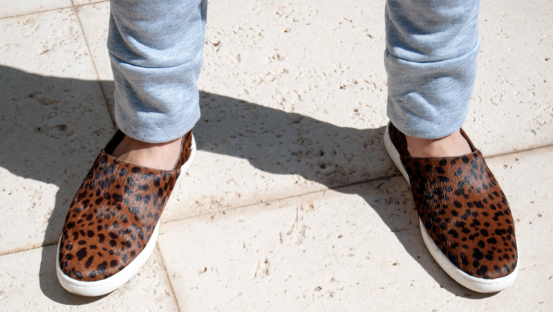 Outfit creado principalmente por unos joggers en gris, camisa tejana, mezclaso con dos pañuelos y sneakers de efecto animal print. Outfit created mainly by joggers in gray, jean shirt, blending with two handkerchiefs and animal effect sneakers print.