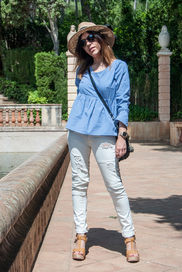 Camisa de cuadros Vichy con jeans blancos, zapatos Gioseppo, bolso Zara y sombrero de Stradivarius. Vichy plaid shirt with white jeans, Gioseppo shoes, Zara handbag and Stradivarius hat.