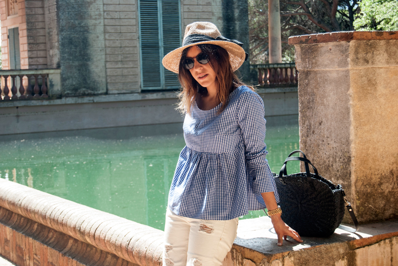 Camisa de cuadros Vichy con jeans blancos, zapatos Gioseppo, bolso Zara y sombrero de Stradivarius. Vichy plaid shirt with white jeans, Gioseppo shoes, Zara handbag and Stradivarius hat.