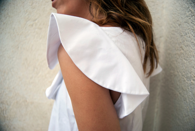 Camisa blanca de algodón con volante en el escote de Zara, complementado con jeans acampanados y sandalias de Zara. White cotton shirt with ruffle on the neckline of Zara, complemented by flared jeans and Zara sandals.