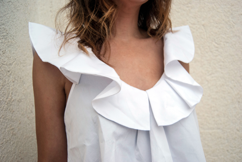 Camisa blanca de algodón con volante en el escote de Zara, complementado con jeans acampanados y sandalias de Zara. White cotton shirt with ruffle on the neckline of Zara, complemented by flared jeans and Zara sandals.