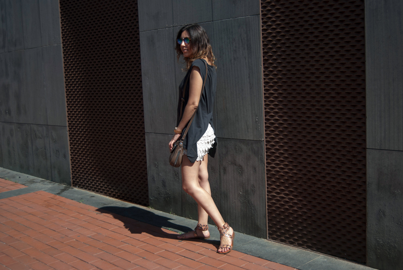 Pantalón corto de encaje blanco de Stradivarius. Camiseta azul de Zara. Bolso Diesel. Sandalias Zara y gafas de sol Meller. Stradivarius white lace shorts. Blue Zara T-Shirt. Diesel bag. Zara sandals and Meller sunglasses.
