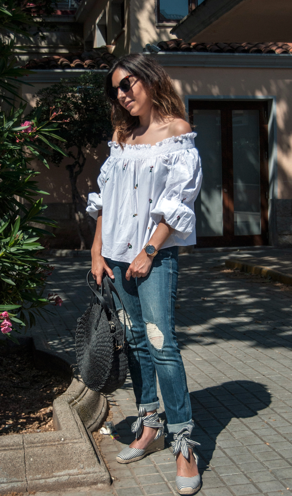 Camisa blanca de Zara con bordados de flores y hombros decubiertos. Jeans de Zara de tiro alto con efecto desgastado. Zapatillas de esparto y bolso de Zara. Zara white shirt with flower embroidery and covered shoulders. Zara jeans with worn effect. Esparto slippers and Zara handbag.