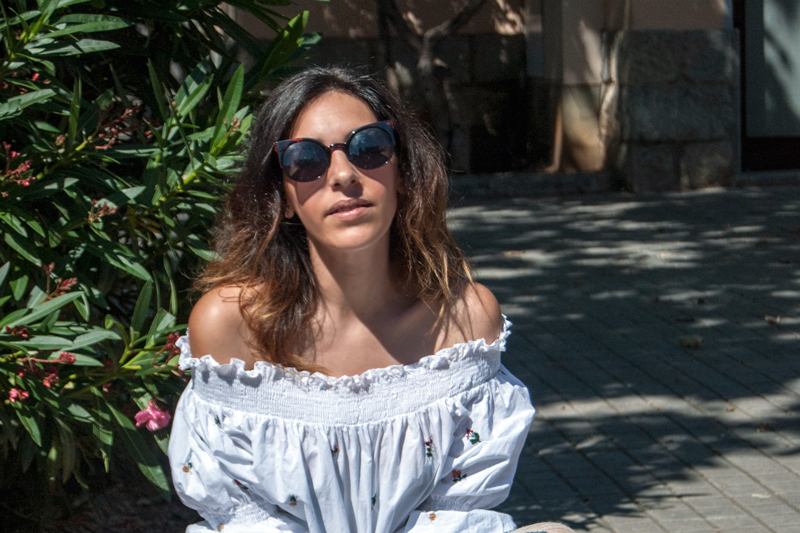 Camisa blanca de Zara con bordados de flores y hombros decubiertos. Jeans de Zara de tiro alto con efecto desgastado. Zapatillas de esparto y bolso de Zara. Zara white shirt with flower embroidery and covered shoulders. Zara jeans with worn effect. Esparto slippers and Zara handbag.