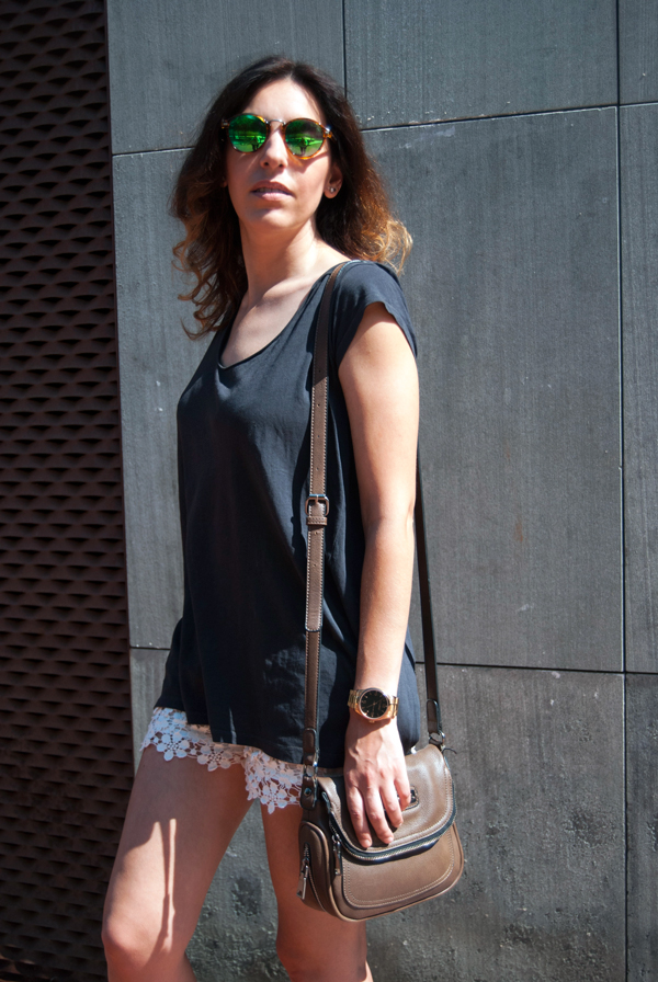 Pantalón corto de encaje blanco de Stradivarius. Camiseta azul de Zara. Bolso Diesel. Sandalias Zara y gafas de sol Meller. Stradivarius white lace shorts. Blue Zara T-Shirt. Diesel bag. Zara sandals and Meller sunglasses.