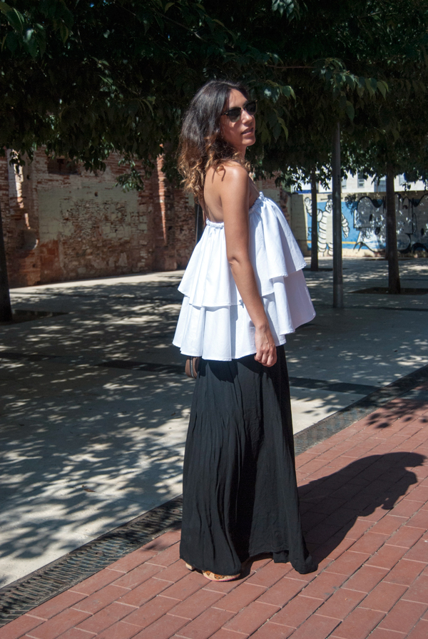 Patrones de top de volantes blancos con falta negra, sandalias Gioseppo y bolso Diesel. Patterns of white top with black skirt, Gioseppo sandals and Diesel bag.