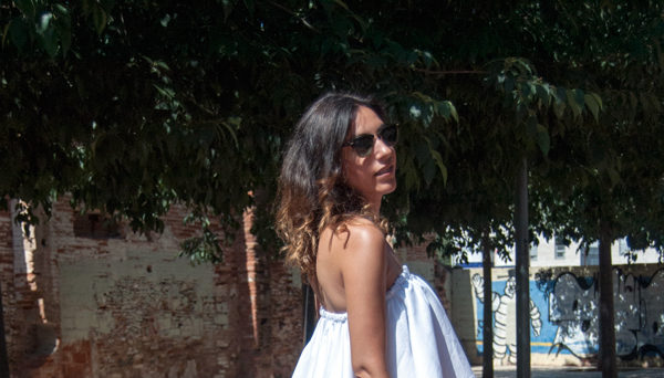 Patrones de top de volantes blancos con falta negra, sandalias Gioseppo y bolso Diesel. Patterns of white top with black skirt, Gioseppo sandals and Diesel bag.