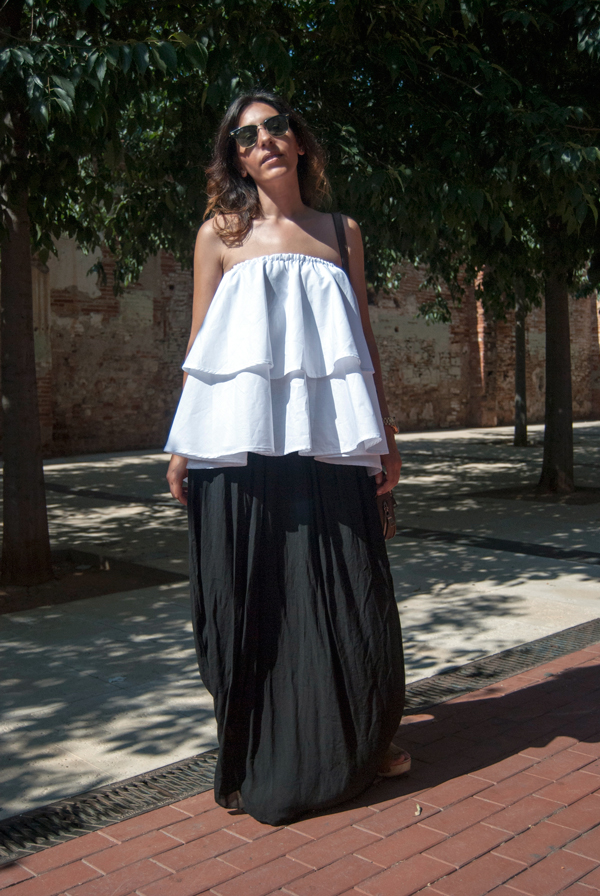 Patrones de top de volantes blancos con falta negra, sandalias Gioseppo y bolso Diesel. Patterns of white top with black skirt, Gioseppo sandals and Diesel bag.