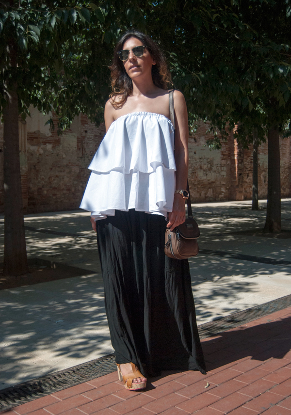 Patrones de top de volantes blancos con falta negra, sandalias Gioseppo y bolso Diesel. Patterns of white top with black skirt, Gioseppo sandals and Diesel bag.