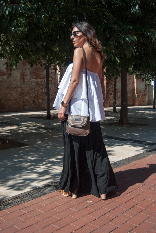 Patrones de top de volantes blancos con falta negra, sandalias Gioseppo y bolso Diesel. Patterns of white top with black skirt, Gioseppo sandals and Diesel bag.