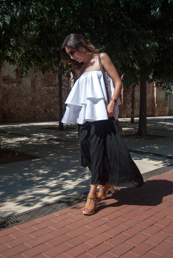 Patrones de top de volantes blancos con falta negra, sandalias Gioseppo y bolso Diesel. Patterns of white top with black skirt, Gioseppo sandals and Diesel bag.