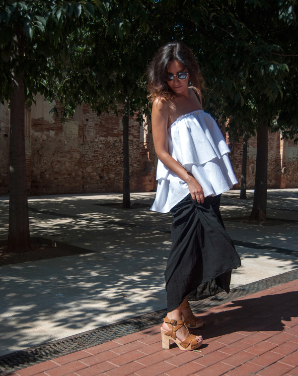 Patrones de top de volantes blancos con falta negra, sandalias Gioseppo y bolso Diesel. Patterns of white top with black skirt, Gioseppo sandals and Diesel bag.