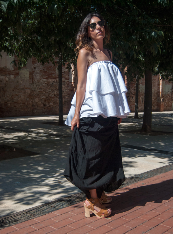 Patrones de top de volantes blancos con falta negra, sandalias Gioseppo y bolso Diesel. Patterns of white top with black skirt, Gioseppo sandals and Diesel bag.