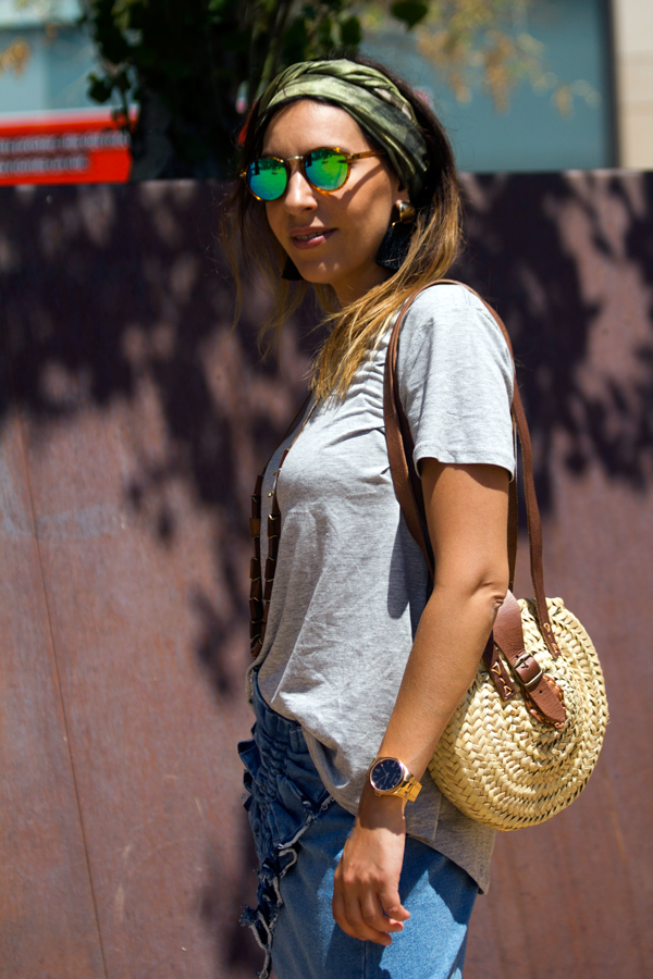 Mini falda denim con volante de Zara. Camiseta básica de color gris de Zara. Bolso de mimbre. Pañuelo en la cabeza. Gadas de Meller. Pendientes de Mango. Sandalias de Mustang. Mini skirt denim with steering wheel of Zara. Basic t-shirt in gray from Zara. Wicker bag. Sunglasses of Meller. Earrings of Mango. Mustang Sandals.