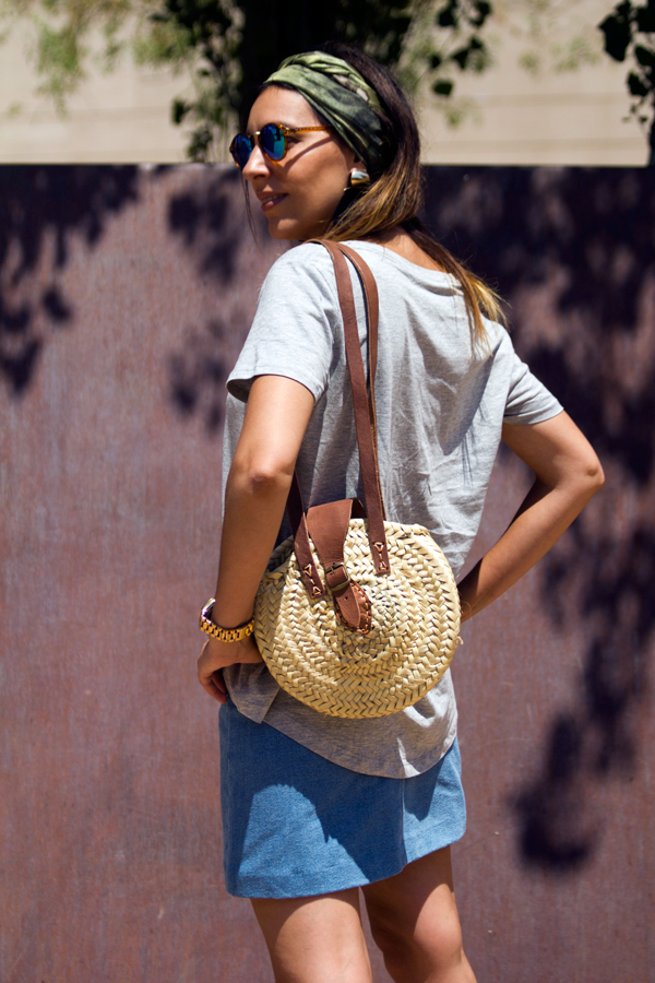 Mini falda denim con volante de Zara. Camiseta básica de color gris de Zara. Bolso de mimbre. Pañuelo en la cabeza. Gadas de Meller. Pendientes de Mango. Sandalias de Mustang. Mini skirt denim with steering wheel of Zara. Basic t-shirt in gray from Zara. Wicker bag. Sunglasses of Meller. Earrings of Mango. Mustang Sandals.