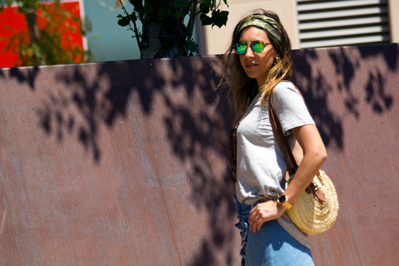Mini falda denim con volante de Zara. Camiseta básica de color gris de Zara. Bolso de mimbre. Pañuelo en la cabeza. Gadas de Meller. Pendientes de Mango. Sandalias de Mustang. Mini skirt denim with steering wheel of Zara. Basic t-shirt in gray from Zara. Wicker bag. Sunglasses of Meller. Earrings of Mango. Mustang Sandals.