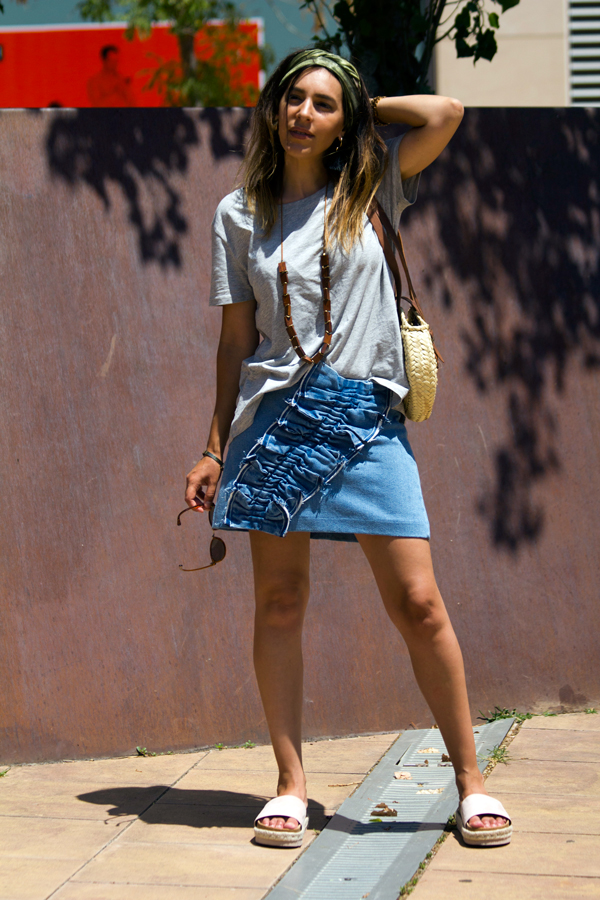 Mini falda denim con volante de Zara. Camiseta básica de color gris de Zara. Bolso de mimbre. Pañuelo en la cabeza. Gadas de Meller. Pendientes de Mango. Sandalias de Mustang. Mini skirt denim with steering wheel of Zara. Basic t-shirt in gray from Zara. Wicker bag. Sunglasses of Meller. Earrings of Mango. Mustang Sandals.