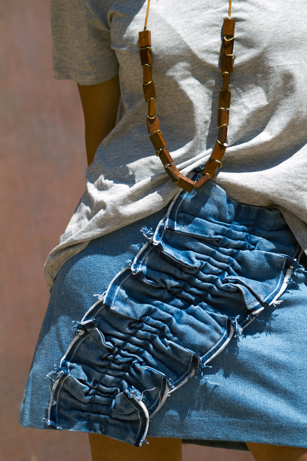 Mini falda denim con volante de Zara. Camiseta básica de color gris de Zara. Bolso de mimbre. Pañuelo en la cabeza. Gadas de Meller. Pendientes de Mango. Sandalias de Mustang. Mini skirt denim with steering wheel of Zara. Basic t-shirt in gray from Zara. Wicker bag. Sunglasses of Meller. Earrings of Mango. Mustang Sandals.
