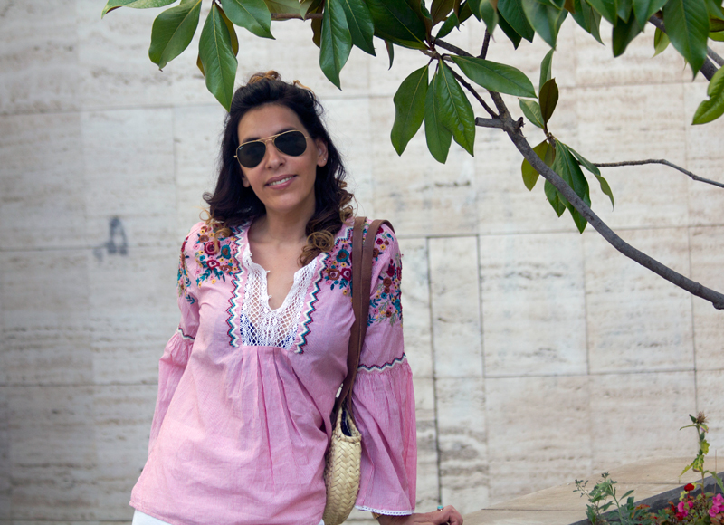 Camisa de rayas y mangas acampanadas de Zara. Shorts blancos de Zara. Gafas de sol Ray Ban. Bolso Masclans. Sandalias Gioseppo. Striped shirt and bell-shaped sleeves from Zara. Zara white shorts. Ray Ban Sunglasses. Handbag Masclans. Sandals Gioseppo.