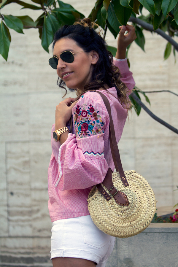 Camisa de rayas y mangas acampanadas de Zara. Shorts blancos de Zara. Gafas de sol Ray Ban. Bolso Masclans. Sandalias Gioseppo. Striped shirt and bell-shaped sleeves from Zara. Zara white shorts. Ray Ban Sunglasses. Handbag Masclans. Sandals Gioseppo.