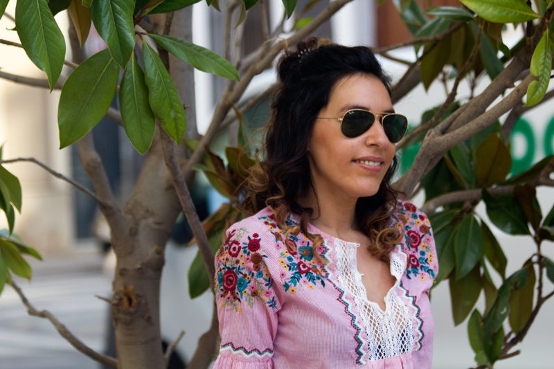 Camisa de rayas y mangas acampanadas de Zara. Shorts blancos de Zara. Gafas de sol Ray Ban. Bolso Masclans. Sandalias Gioseppo. Striped shirt and bell-shaped sleeves from Zara. Zara white shorts. Ray Ban Sunglasses. Handbag Masclans. Sandals Gioseppo.