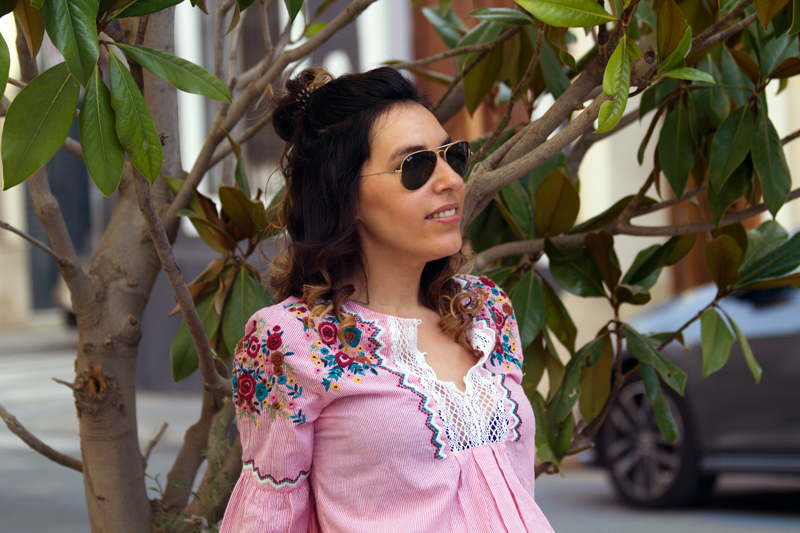 Camisa de rayas y mangas acampanadas de Zara. Shorts blancos de Zara. Gafas de sol Ray Ban. Bolso Masclans. Sandalias Gioseppo. Striped shirt and bell-shaped sleeves from Zara. Zara white shorts. Ray Ban Sunglasses. Handbag Masclans. Sandals Gioseppo.