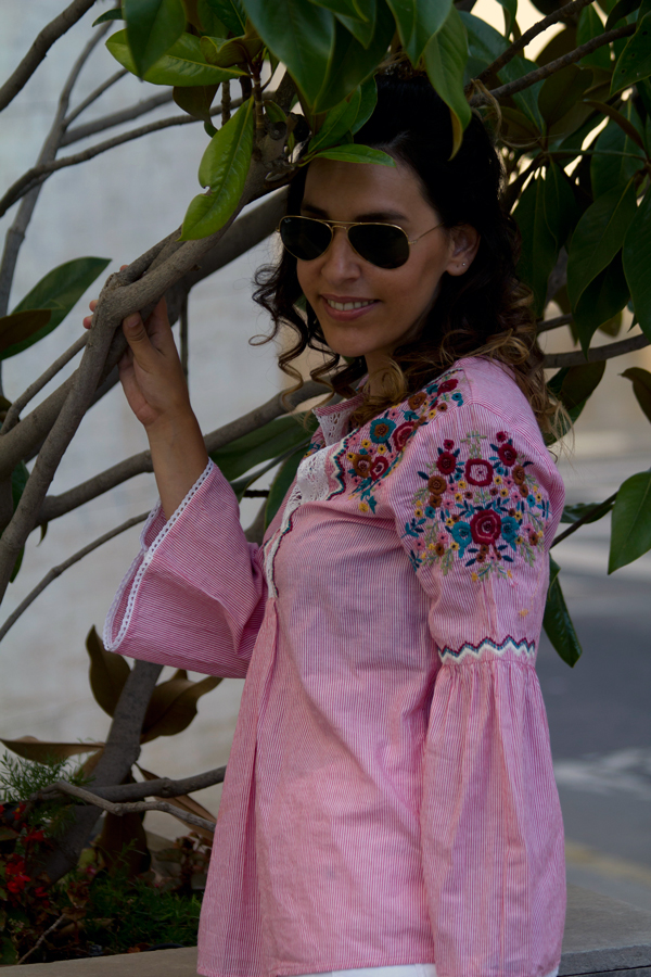 Camisa de rayas y mangas acampanadas de Zara. Shorts blancos de Zara. Gafas de sol Ray Ban. Bolso Masclans. Sandalias Gioseppo. Striped shirt and bell-shaped sleeves from Zara. Zara white shorts. Ray Ban Sunglasses. Handbag Masclans. Sandals Gioseppo.