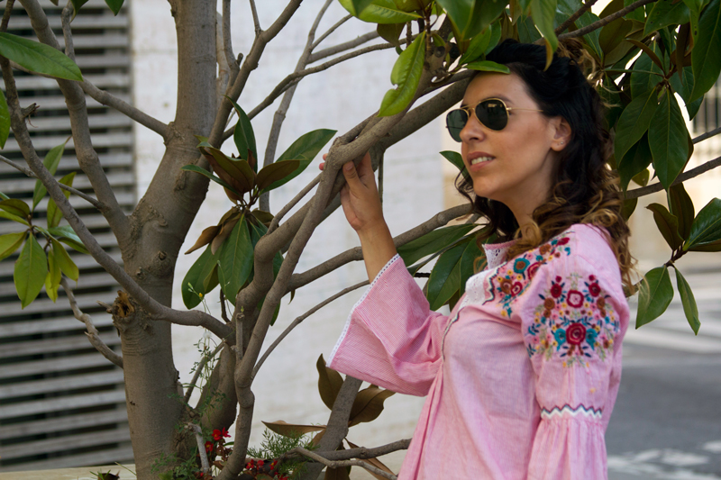 Camisa de rayas y mangas acampanadas de Zara. Shorts blancos de Zara. Gafas de sol Ray Ban. Bolso Masclans. Sandalias Gioseppo. Striped shirt and bell-shaped sleeves from Zara. Zara white shorts. Ray Ban Sunglasses. Handbag Masclans. Sandals Gioseppo.
