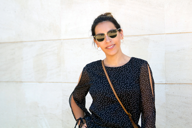 Vestido negro con estrellas de Zara. Sandalias Gioseppo. Gafas de sol Ray Ban. Cesto de mimbre. Black dress with Zara stars. Gioseppo Sandals. Ray Ban Sunglasses. Wicker bag.
