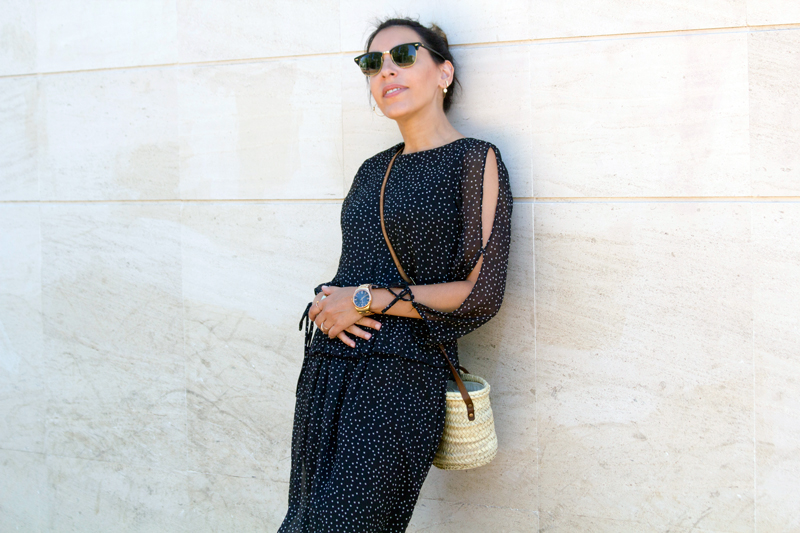 Vestido negro con estrellas de Zara. Sandalias Gioseppo. Gafas de sol Ray Ban. Cesto de mimbre. Black dress with Zara stars. Gioseppo Sandals. Ray Ban Sunglasses. Wicker bag.